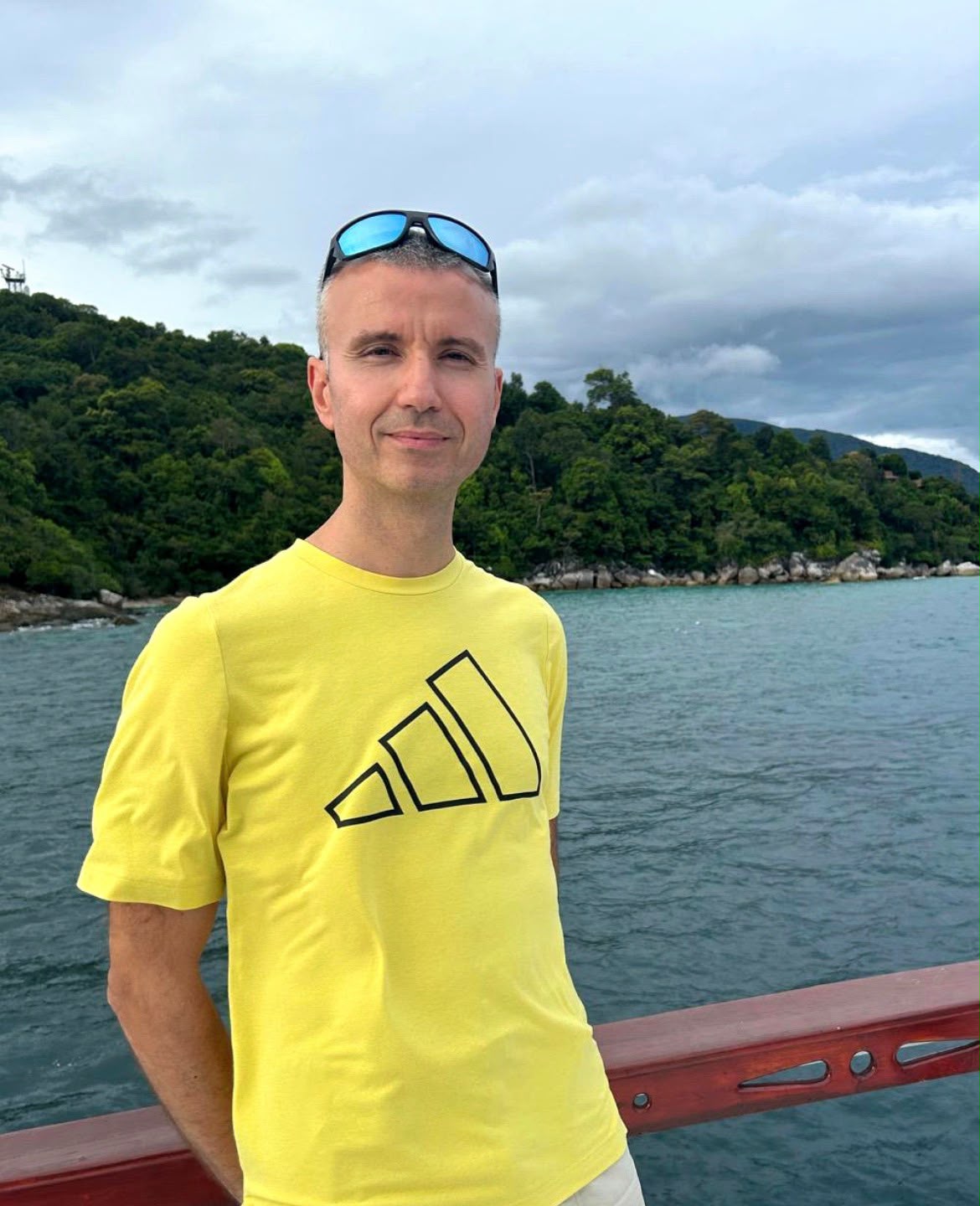 Maurizio Marcon in viaggio, su un’imbarcazione davanti a una costa verde.